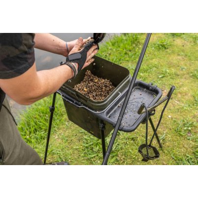 Avid Carp Stojan na kbelík Bait Station